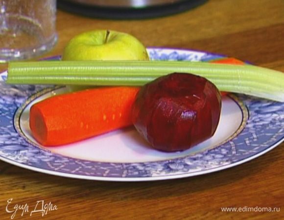 Свеклу, имбирь и морковь почистить.