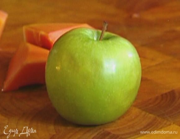 Удалить сердцевину у яблока.