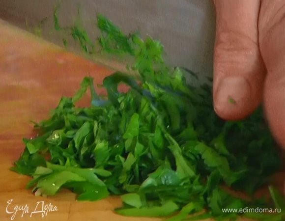 Петрушку мелко нарезать.