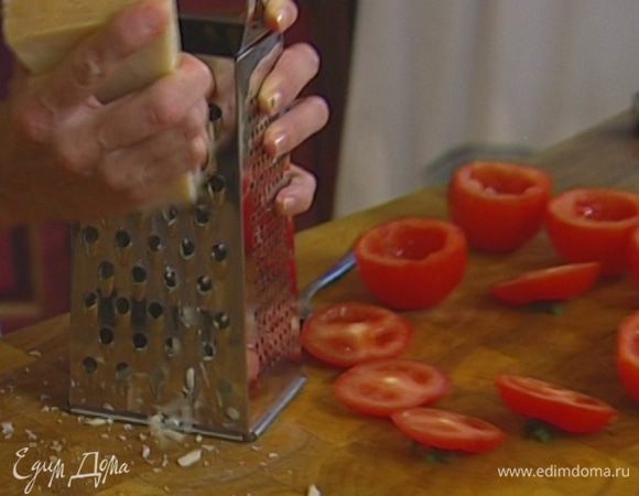 Пармезан натереть на крупной терке.