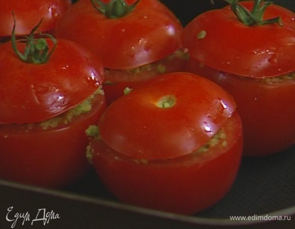 Наполнить помидоры хлебной начинкой, уложить их в небольшой противень, накрыть «крышечками» и отправить в разогретую духовку на 15–20 минут.
