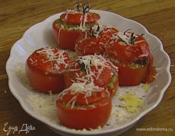 Готовые помидоры выложить на тарелку, сбрызнуть оливковым маслом, посыпать орегано и оставшимся пармезаном.