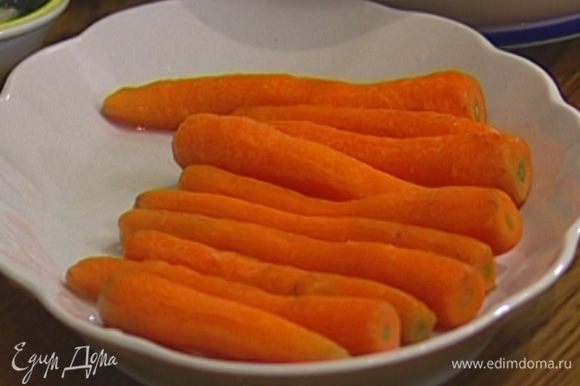 Морковь почистить, большую натереть на крупной терке, а маленькие оставить целыми.