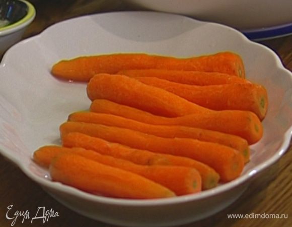 Морковь почистить, большую натереть на крупной терке, а маленькие оставить целыми.
