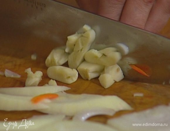 Чеснок почистить, раздавить плоской стороной ножа и крупно порубить.