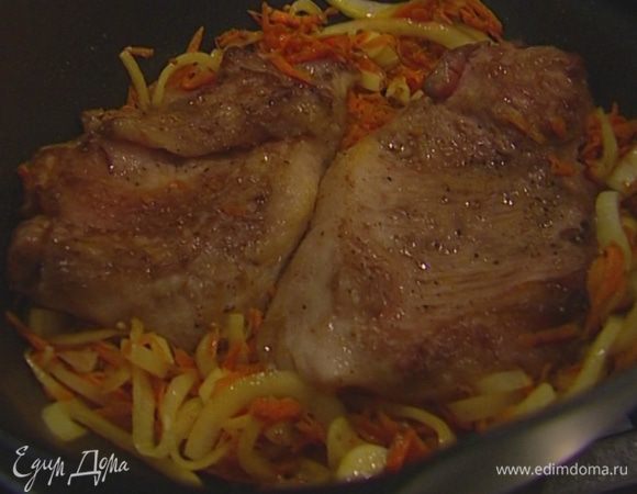 Вернуть мясо в кастрюлю с овощами, влить пиво, посолить, поперчить.