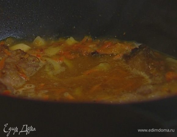 Разогреть куриный бульон и вылить в кастрюлю, так чтобы мясо было полностью покрыто. Накрыть крышкой и томить около часа на умеренном огне.