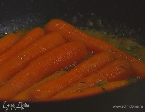 Разогреть в тяжелой глубокой сковороде сливочное масло, выложить морковь, добавить листья тимьяна, мед, оставшиеся семена кориандра и молотый имбирь. Все перемешать и обжаривать пару минут.