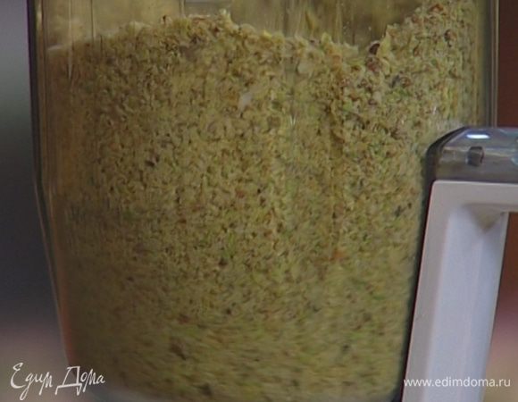 Все орехи измельчить в блендере в очень мелкую крошку.