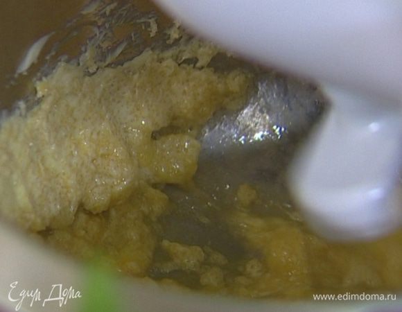 Соединить сахар, 120 г сливочного масла и перемешать в комбайне. Не переставая вымешивать, по одному ввести яйца, затем измельченные орехи и ванильный экстракт. 