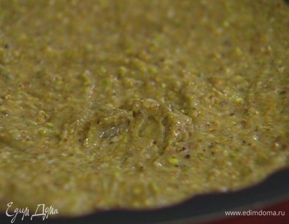 Форму для выпечки смазать оставшимся сливочным маслом, выложить тесто и равномерно распределить.