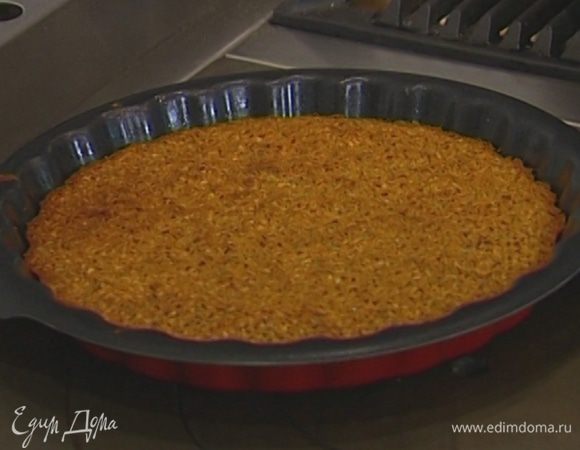 Выпекать пирог в разогретой духовке 30–40 минут.