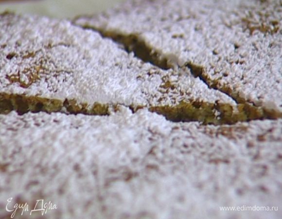 Готовый пирог остудить в форме, затем переложить на блюдо и посыпать сахарной пудрой.