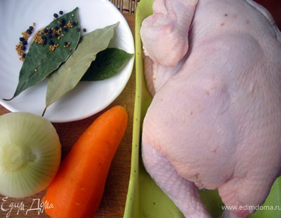 Курицу промыть, разрезать на куски, поставить варить бульон. 
Я для бульона воду меняю, потому как бульон должен быть чистый и прозрачный, мы им будем курник запивать. Первый раз опускаю курицу в кипящую воду и варю 10 мин после закипания воды с курицей. За это время всплывёт вся пена и излишки жира.
Рядом у меня закипает кастрюлька с чистой водой, я перекладываю курицу туда, солю воду, закладываю 1 морковь и половину луковицы, (можно корень сельдерея или петрушки положить, но у меня не было),горчичное семя и перец горошком. Бульон варю 1,5 часа, за полчаса до готовности добавляю лавровый лист. Как только выключаю плиту, лавровый лист вынимаю. И курицу с овощами тоже. Лук можно выбросить, он своё дело сделал, а сваренную морковь я просто тру на тёрке и съедаю со сметаной и горчицей.