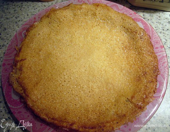 Пока варится бульон, можно испечь блины, Мне блины принесла мама, но я их тоже печь умею, поэтому напишу свой рецепт, он такой же, как у мамы.
 Яйца взбиваются с солью и сахаром, вливается молоко и сода на кончике ножа, всё взбивается венчиком.
Добавляется мука, ещё раз взбиваем всё уже миксером, чтобы тесто было без комочков. Добавляю растительное масло и даю тесту немного постоять (примерно полчаса). Выпекаю блины на сковородке, слегка смазанной салом. По готовому блину прохожусь кисточкой с топлёным маслом. Для курника блины нужны не слишком тонкие, блин всё-таки должен чувствоваться:))
Блинов, конечно, получается  больше, чем нужно, но  оставшиеся  можно нафаршировать курицей (которой тоже осталось достаточно), тёртым сыром, и запечь.