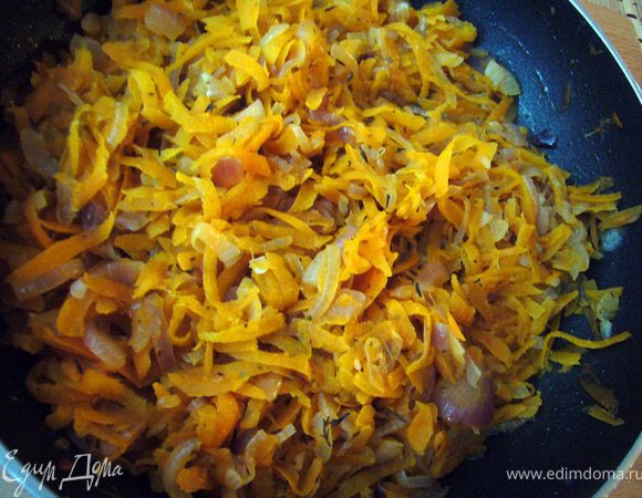 Чеснок давим ребром ножа. Лук (2 шт.) режем четвертькольцами.  Обжариваем минуту на раскалённом оливковом масле сначала зубчик чеснока, затем добавляем лук (2 головки) и продолжаем обжаривать 2 мин, постоянно помешивая. Добавляем морковь (тоже 2 шт.), тёртую на крупной тёрке. Обжариваем ещё пару минут, солим немного, посыпаем тимьяном и паприкой, укропом и петрушкой, и тушим все овощи 10 мин на тихом огне под крышкой. Если нужно, можно долить пару ложек бульона , но у меня была сочная морковь, бульон не понадобился. Выключаем плиту, убираем чеснок, даём овощам "пропариться" под крышкой. Овощная начинка должна быть мягкой.