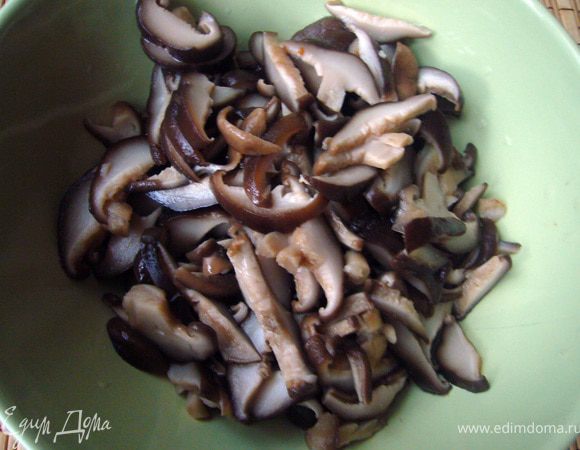 Пока тушатся овощи, подготовим грибы. В идеале нужны солёные грузди, белые и хрустящие. У нас в этом году своих груздей нет, поэтому пришлось брать то, что было в магазине, а именно, грузди чёрные маринованные. И вот здесь один нюанс! Если у Вас домашние солёные грузди, то овощную начинку можно почти не солить, а если грузди покупные маринованные, то овощную начинку солить нужно так, как будто у Вас груздей нет вовсе, потому как в маринованных груздях не столько соли, сколько уксуса:(( 
Режем грузди пластинками. Маринованные можно потолще, а свои солёные потоньше, потому как они твёрже.