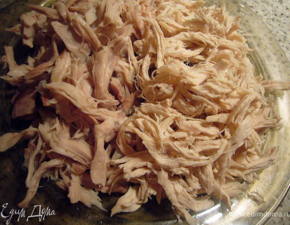 Отварную курицу нужно разобрать на волокна. Вся курица не понадобится. Я варю целиком исключительно для наваристого бульона. На начинку у меня ушло оба окорочка и 2/3 грудки. Остальным мы уже решили блины нафаршировать.