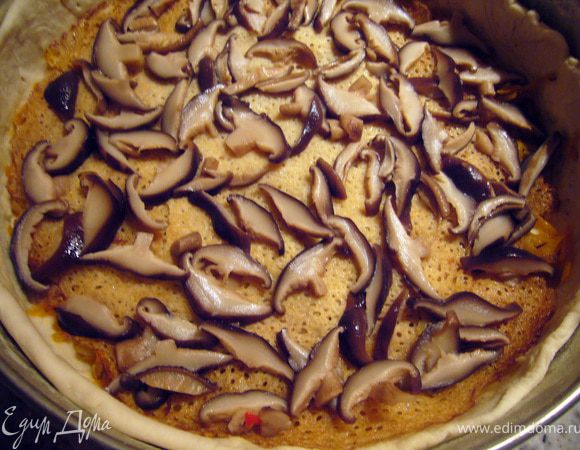 Далее выкладываем блин (или два, если они такие тонкие, как печёт их моя мама). А на него грибы.