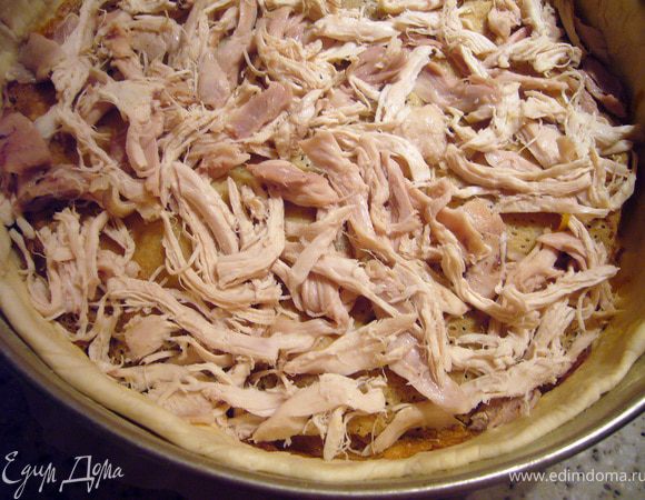 Ещё раз блин, и курицу. Сбрызгиваем курицу топлёным маслом. Слои повторяем в том же порядке ещё раз.