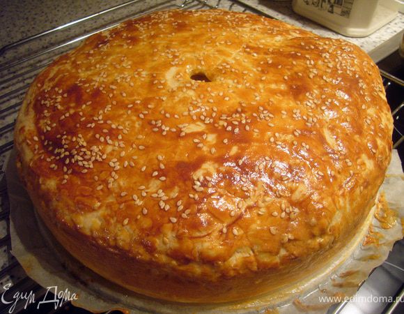 Готовый пирог остужаем на решётке и подаём с наваристым куриным бульоном.