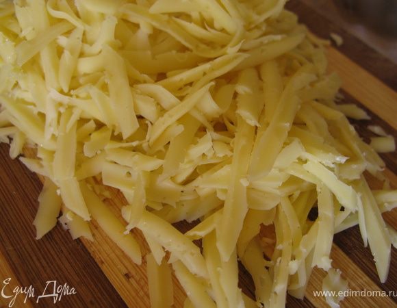 Сверху посыпать тертым сыром.