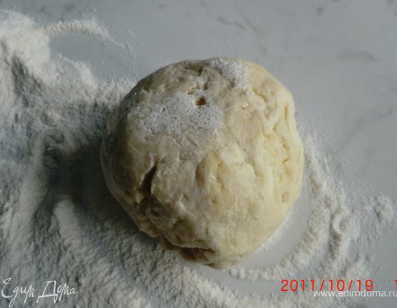 выкладываем на смесь из половины стакана муки и половины стакана сахара.