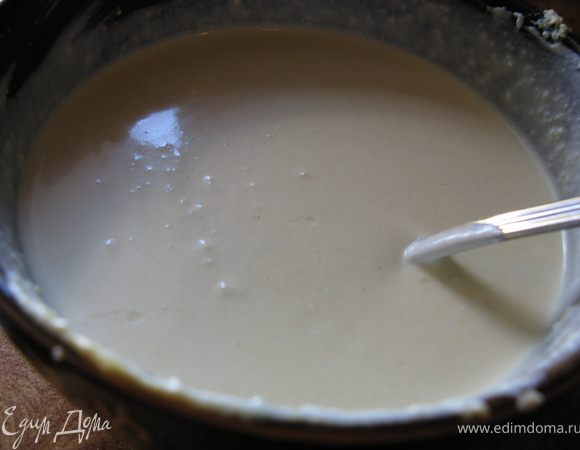 Теперь приготовим соус: вареное яйцо растереть с сахаром, горчицей и солью, добавить сметану, уксус и перемешать.