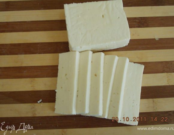 брынзу нарезать тонкими ломтиками