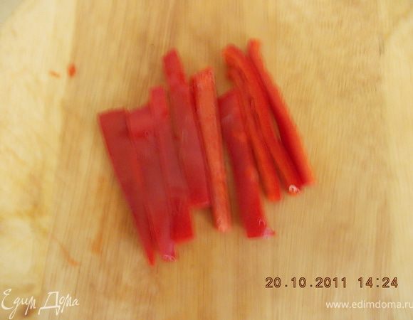 перец помыть,очистить от семян и нарезать тонкими ломтиками /по длине ломтиков брынзы/