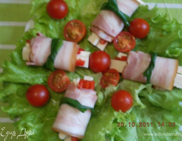 рулетики перевязать стрелочками зелёного лука,уложить на листья салата,украсить помидорами черри