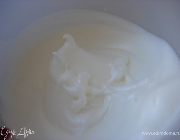 Для начала отделяем белки от желтков.
*чтобы белки хорошо взбились их нужно охладить*, поэтому достаем их из холодильника.
*Сначала просто взбиваем белки (можно добавить щепотку соли), а затем начинаем взбивать их с 2-мя ст. л. сахара до устойчивых пиков, при этом взбивать надо в одном направлении (например, по часовой стрелке)* - так у вас никогда не упадут белки и взобьются быстро и легко!
