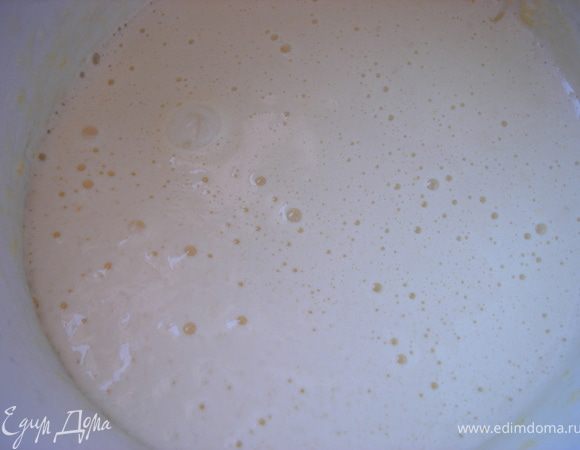 Желтки сразу взбиваем с 2-мя ложками сахара до бела. После этого откладываем миксер, он нам больше не понадобится, т.к. все остальное мы только будем аккуратно перемешивать.