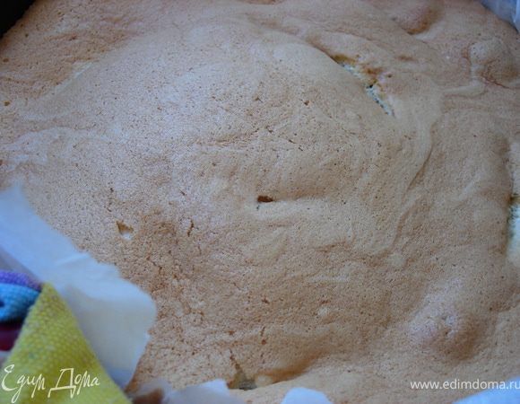 Отправляем в разогретую до 200С духовку на 25-30 мин.
*Важно! не открывать духовку первые 10-15 мин, пока тесто сверху не схватится - так оно не сядет*
Затем проверяем зубочисткой готовность шарлотки.