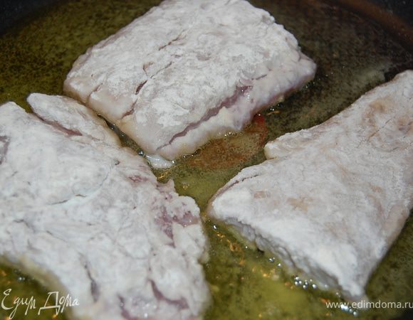 Обваливаем в муке и жарим на растительном масле до золотистого цвета