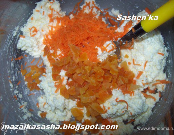 морковку почистить и натереть на мелкой терке. курагу залить кипятком и дать немного постоять до размягчения. затем обсушить и мелко нарезать.