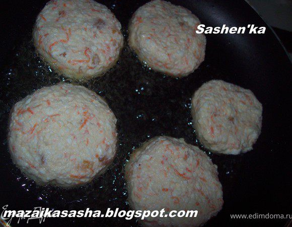 формируем сырники и обваливаем их в муке. первую партию сырников я в муке не обваливала и они получились рыхловатые. Так что рекомендую их обвалять в муке.)Жарим с двух сторон до румяной корочки на растительном масле.