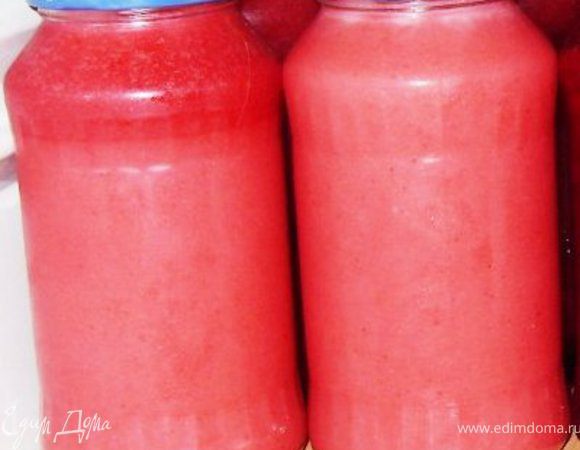 Ягоды с сахаром взбить блендером. Протереть через сито и слить в баночки. Поверх желе насыпать крупно кристаллический сахар и под крышку положить провощённую бумажку (пекарскую, кальку или компрессную), смоченную водкой.
Поставить для хранения в холодильник. Очень быстро желируется смородина, а остальные ягоды помедленнее. Но дней через 10 всё будет готово. А шкурки с семечками положить порционно в целофановые мешочки и  заморозить в морозильнике (зимой из них можно сварить компот-морс или кисель).

Долго для своей полки подбирала баночки по высоте. На моей полке входит 18 баночек (3 на 6). Муж сделал деревянную полку и заменил ею стеклянную.