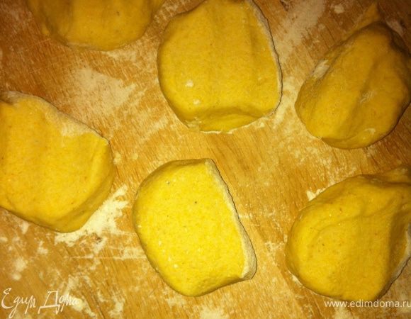 Начнем с тортилий!
Просеиваем муку с солью, добавляем резаное масло и разминаем руками с мукой, постепенно добавляя вд у и замешивая тесто. Тесто вымешивать минуты 3-4.
Затем делим его на 9 частей и раскатываем каждую в тоненькую лепешку. Каждую лепешку поджариваем на сухой сковороде с обеих сторон.

Для такос нам нужны тортильи, сложенные пополам. Рекомендую складывать пока они теплые, т.к. потом высыхают и можно сломать(