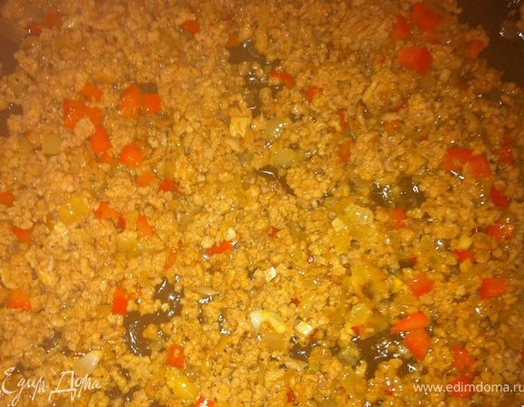 Теперь готовим начинку. Лук с половиной чеснока обжариваем в масле. добавляем фарш и готовим минут 7, постоянно разбивая комочки лопаткой. Добавить соль, кумин, сок лайма, порубленный сладкий перец и перец чили, размешать и готовить еще пару минут. Затем добавляем фасоль вместе с жидкостью, разминаем толкушкой для пюре, выдавливаем оставшийся чеснок, порубленный лук и готовим, помешивая, минут 7, чтобы жидкость уварилась.