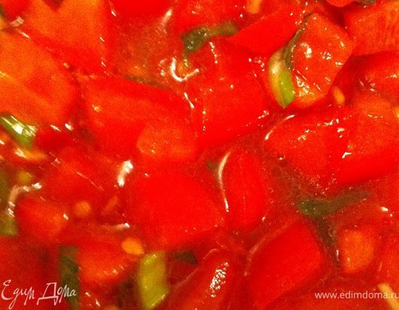 В конце концов готовим соусы.
Сначала сальсу, чтобы она настоялась, пока будем готовить гуакамоле.
Итак, помидоры моем, очень мелко режем, выдавливаем чеснок, крошим перец чили и лук, приправляем солью, оливковым маслом и соком лайма. Мешаем, вдыхаем потрясающий аромат и набираемся терпения до готовности всего блюда)))

Теперь гуакамоле.

Авокадо разрезаем пополам, удаляем косточку, выскребаем мякоть, измельчаем ее, добавляем порубленный чили и кинзу, поливаем соком лайма, солим, перемешиваем!