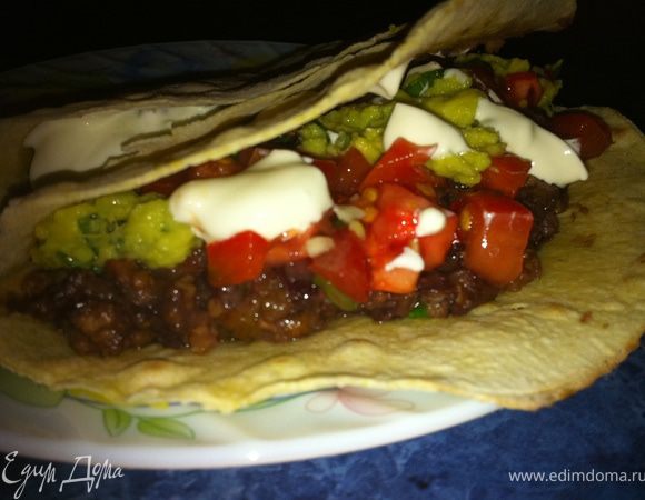 Завершающий шаг самый приятный, ибо предшествует непосредственно вкушению сего прекрасного блюда))
В сложенную пополам тортилью накладываем мясную начинку, добавляем сальсу, гуакамоле и сметану и кушаем!
Можно запивать текилой))