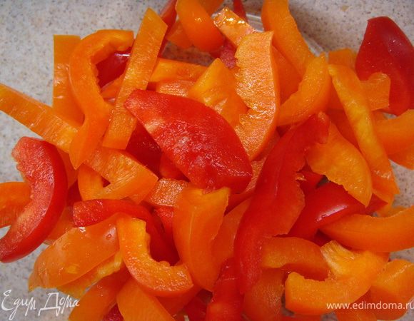 Перец болгарский очистить от семян и нарезать тонкими полосками. Если перец будет разноцветным, выглядеть будет ярче.