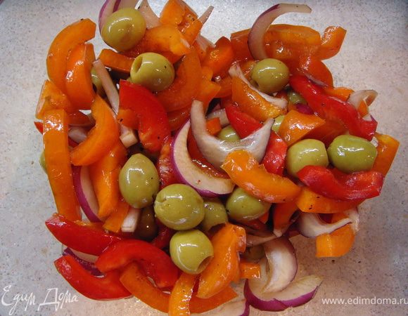 Лук нарезать тонкими колечками (я брала красный крымский лук и поэтому колечками порезать не получилось, я порезала полосками). Чеснок мелко порубить. Оливки или маслины можно положить целиком, если крупные нарезать колечками. Смешать соевый соус, черный перец, бальзамический уксус (можно заменить соком лимона) и 3 ст.л. масла. Залить овощи этим соусом.