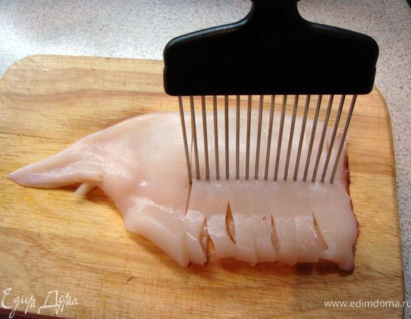 Тушки кальмаров очистить, вымыть, обсушить бумажным полотенцем и нарезать тонкими колечками (я нарезаю ровные колечки при помощи вот такого приспособления для резки лука)