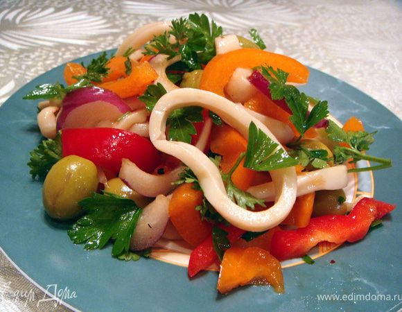 Смешать кальмары с овощами, посыпать зеленью петрушки и поставить салат в холодильник на 30 минут. Подавать холодным.