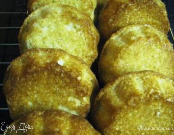 Взбить масло с сахаром, по одному ввести яйца, не переставая взбивать. Добавить молоко (в моем случае йогурт), перемешать. Добавить смешанную с разрыхлителем муку, кокосовую стружку. Быстро перемешать. Духовка 180, 20-25 мин. Остудить в формочках, кексы очень нежные.