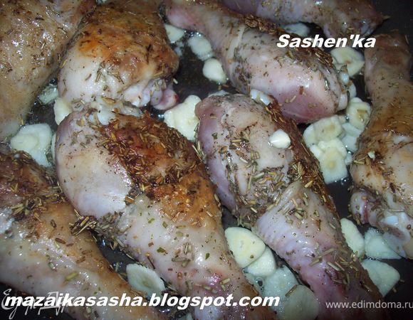 чеснок нарезать кружочками. у меня было 5 ограмадных зубчиков чеснока. положить чеснок в сковородку между ножками курицы и обжаривать еще минут 5...смотрите что бы чеснок не сгорел.