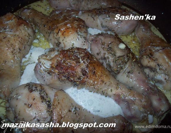 добавляем сливки и тушим пока сливки не выпарятся на 2/3 и не загустеют. периодически помешиваем