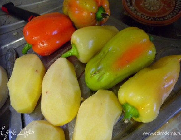 1. Почистить картофель. Отварить в бульоне. 